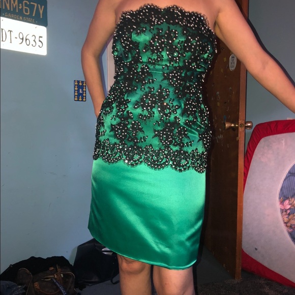 Emerald green and black lace with shiny stones - Picture 2 of 3